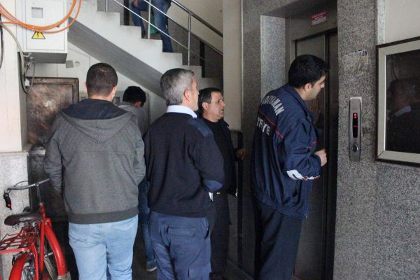 Asansörde Mahsur Kalan 4 Kişi Kurtarıldı