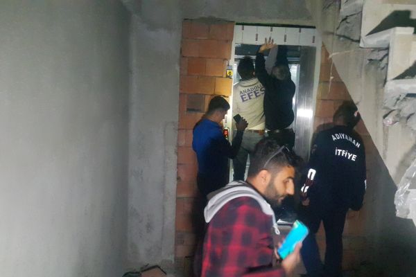 Asansörde mahsur kalan genç kurtarıldı