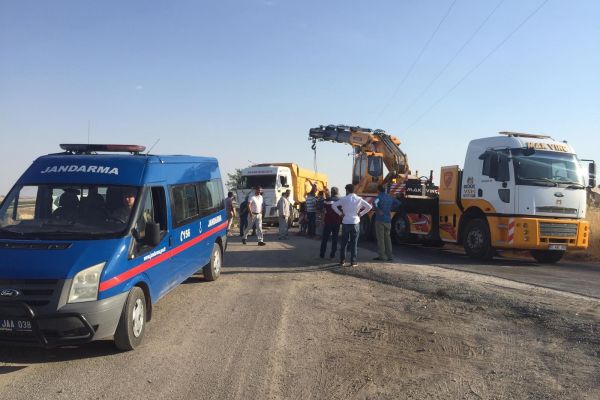 Asfalt yüklü kamyon devrildi, sürücü yara almadan kurtuldu