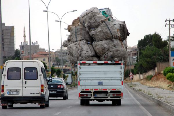 Aşırı Yüklü Kamyonet Kazaya Davetiye Çıkardı
