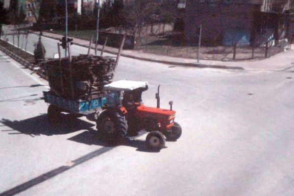 AŞIRI YÜKLÜ TRAKTÖR TRAFİKTE TEHLİKE SAÇTI