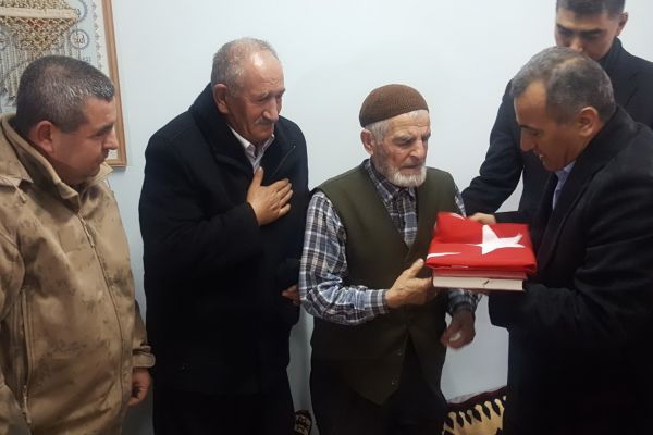 Askere gözyaşı döken dedelere Türk bayrağı
