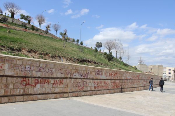 Aşkı Kalbinizde Yaşayın Duvar Köşelerinde Değil..!