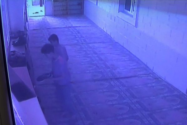 Ayakkabı hırsızları caminin kameralarına yakalandı