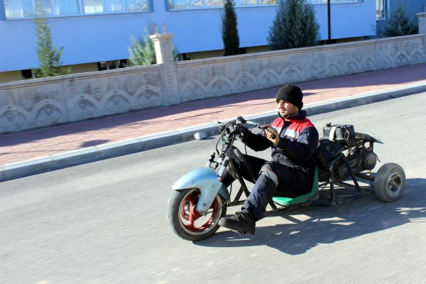 Babası Traktör, Kendisi Drift Motosikleti Yaptı