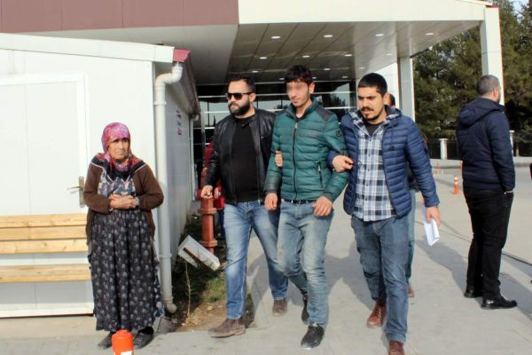 Babasına tornavidayla saldırdı