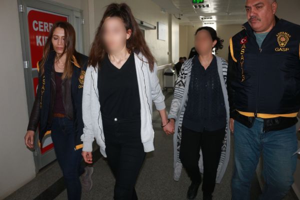 Babasını öldüren genç kız ile annesi el ele tutuşarak geldi