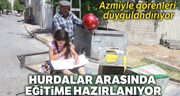 Babasının çöpten topladığı kitapları okuyor