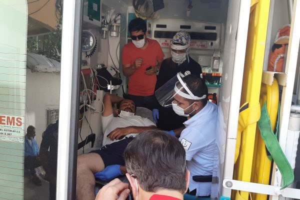 Bacağına isabet eden cisimle yaralandı