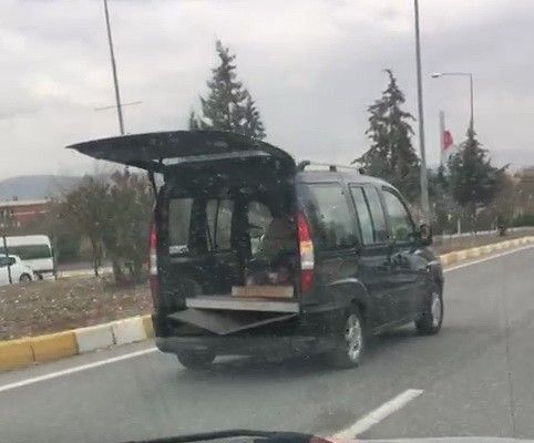 Bagaj kapısı açık hafif ticari araç kazaya davetiye çıkardı