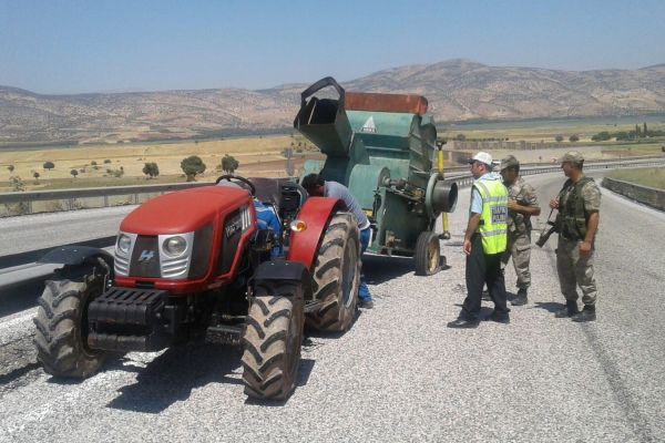 Bağlı olduğu traktörden ayrılan patos makinesi devrildi