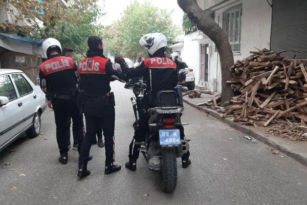 Bahçeye giren şüpheli şahıs polisleri harekete geçirdi