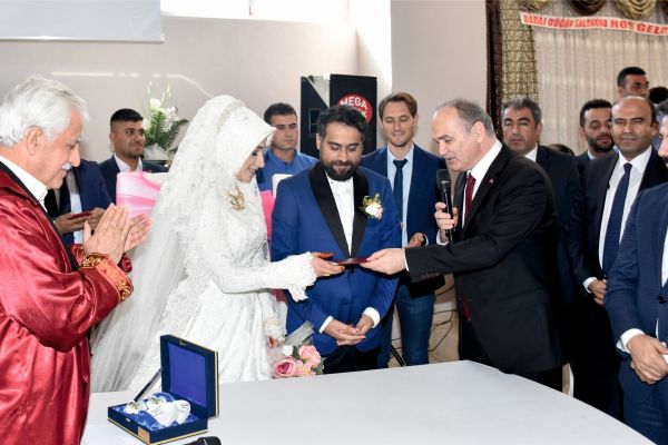 Bakan Özlü, Adıyaman’da düğün merasimine katıldı 