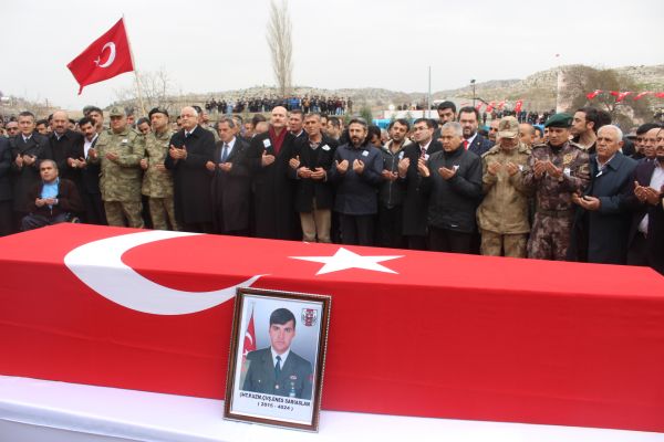 Bakan Soylu şehit babasının kolundan hiç ayrılmadı