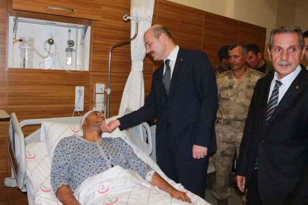 Bakan Soylu, yaralı askerleri ziyaret etti