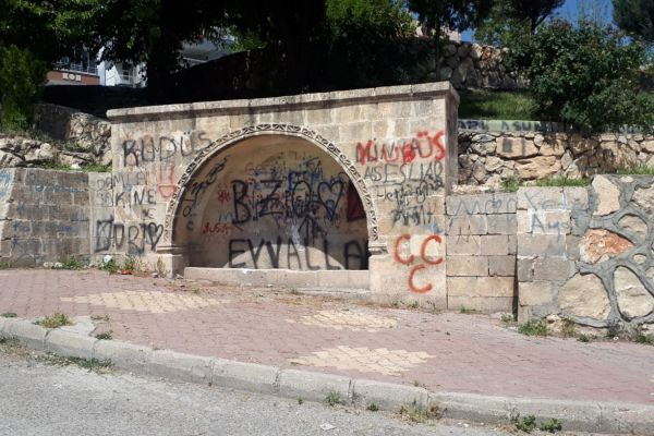 Bakımsız kalan tarihi çeşme tepkilere neden oluyor