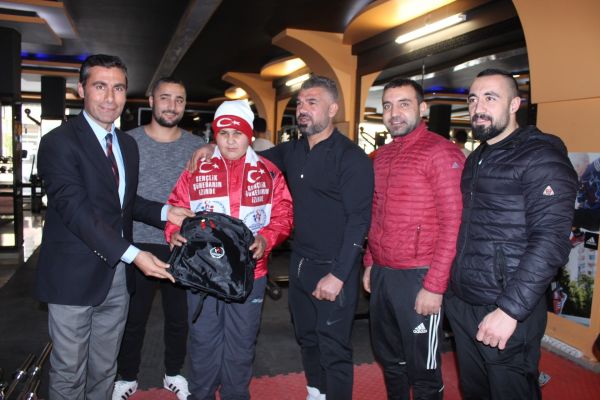 Bakışı ile fenomen olan Suriyeli çocuğa yardımlar sürüyor