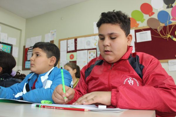 Bakışları ile fenomen olan Suriyeli çocuk okula başladı