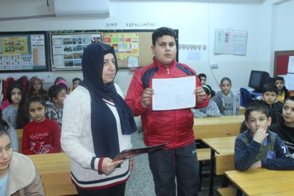 Bakışlarıyla fenomen olan Muhammed karne heyecanı yaşadı