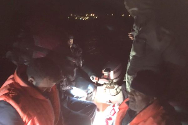 Barajda mahsur kalan balıkçıları polis kurtardı
