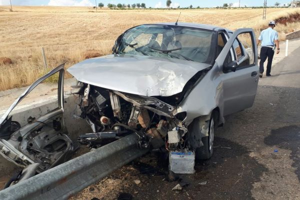 Bariyerlere çarpan otomobil hurdaya döndü: 1 yaralı