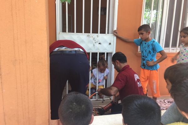 Başını demir korkuluğa sıkıştıran çocuk kurtarıldı