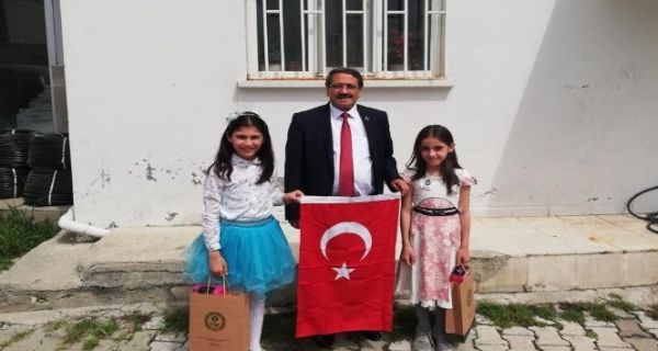 Başkan Kılıç, çocuklara hediye verdi