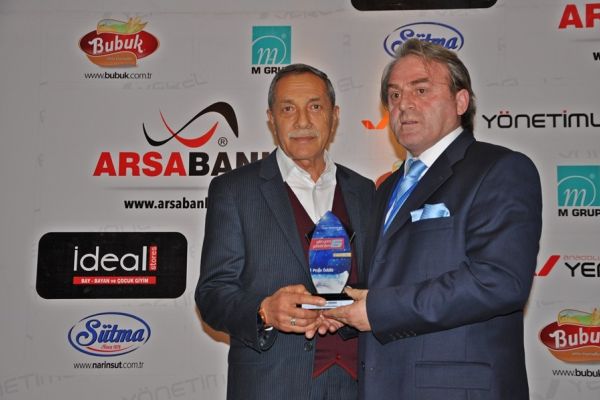 Başkan Özdemir, Yılın Yerel Yöneticileri Dalında Ödül Aldı