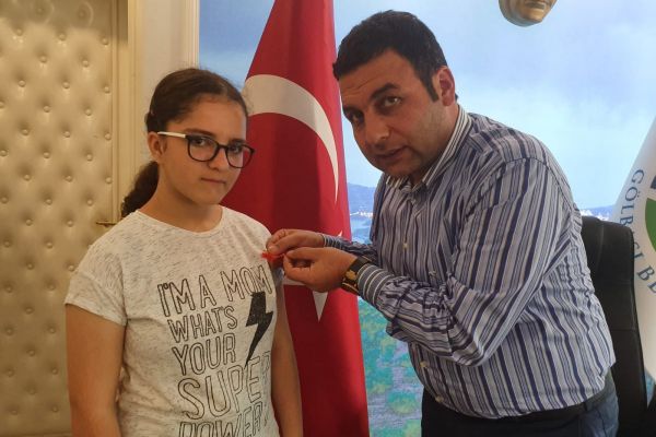 Başkan Yıldırım’dan başarılı öğrencilere altın