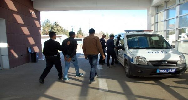 Başkasının yerine sınava girenler yakayı ele verdi