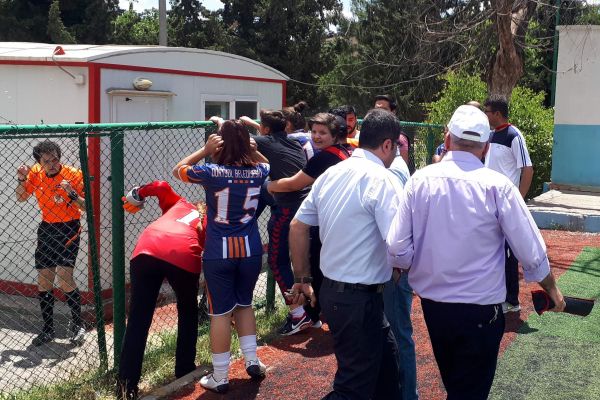 Bayan futbolcular hakemi kovaladı
