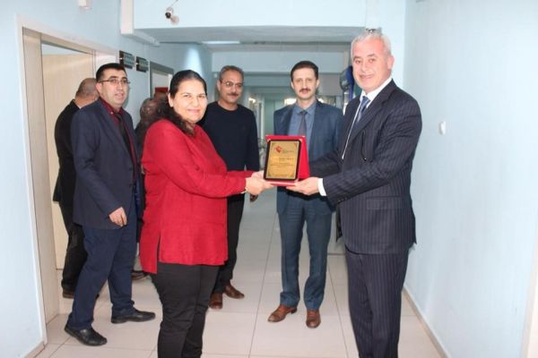 Bayan polis memuru plaketle ödüllendirildi