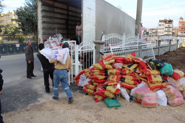 Bayırbuçak Türkmenlere 1 Tır Dolusu Kuru Gıda Gönderildi