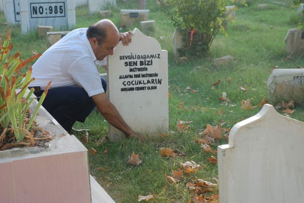 Bayram Namazı Sonrası Mezarlıklar Dolup Taştı