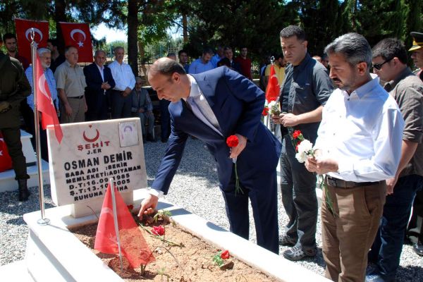 Bayram öncesi şehitlik ziyaret edildi