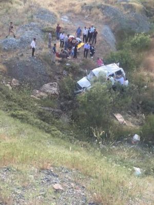 Bayram ziyaretine giden aile uçurumdan yuvarlandı: 7 Yaralı  