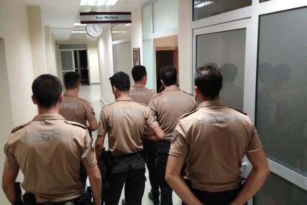 Bekçiler hastaya kan vermek için seferber oldu