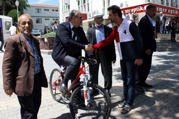 BELEDİYE BAŞKANI BİSİKLETLE GEZİYOR