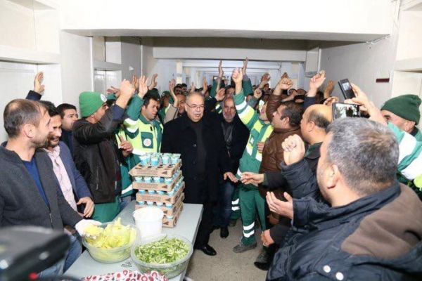 Belediye işçileri kadro sevincini çiğköfte yoğurarak kutladı