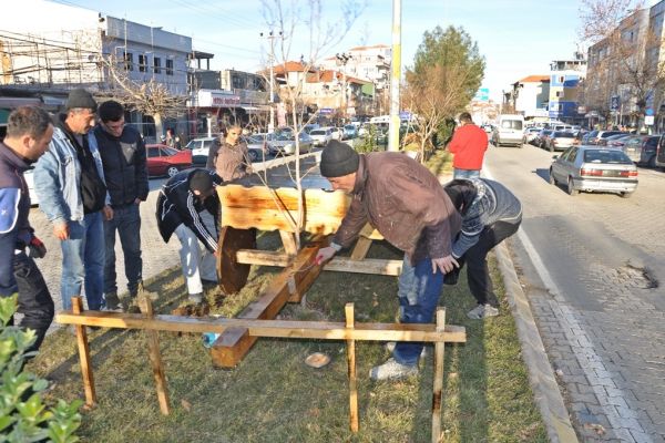  Belediye Kağnı Şeklinde Çiçeklik Yaptı