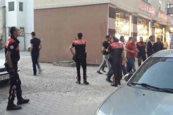 Belediye Karşısında Silahlar Patladı