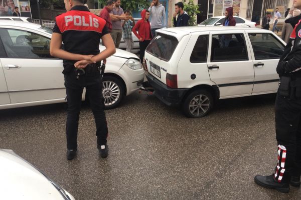 Beş otomobilin karıştığı zincirleme kazada 2 kişi yaralandı