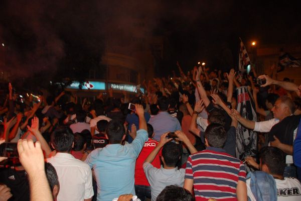 Beşiktaşlılar Galatasaraylıyı Omuzlarda Taşıdı