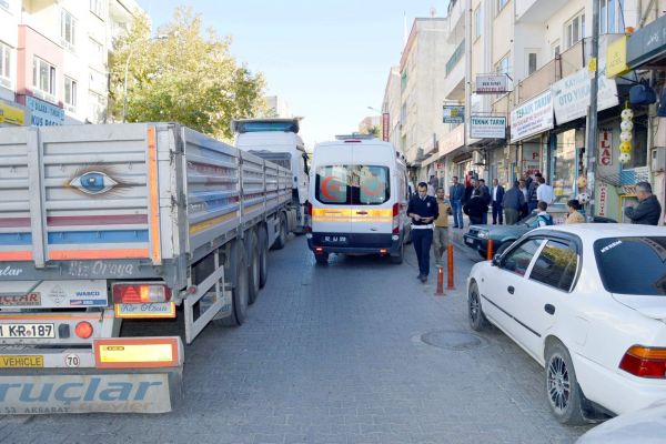 Besni ilçesinde kamyonet yaşlı kadına çarptı