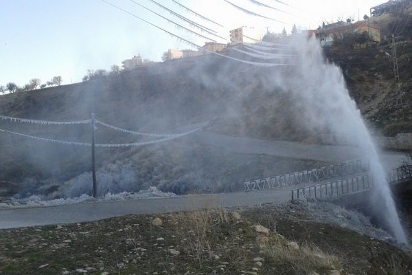 Besni'de İçme Suyu Şebekesi Patladı