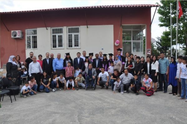Besni'de ortaokul öğrencilerinin mezuniyet töreni