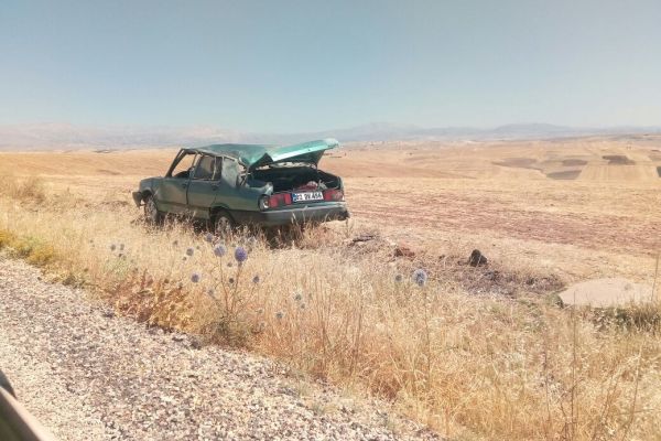 Besni'de otomobil takla attı: 2 yaralı