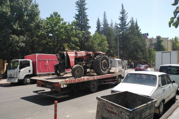 Besni'de traktör devrildi: 2 yaralı