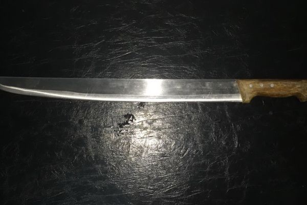 Bıçakla gezen şahıs yakalandı