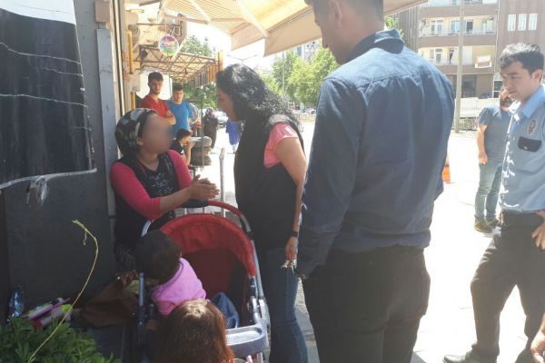 Binalarda dilencilik yapan kadın polis tarafından yakalandı